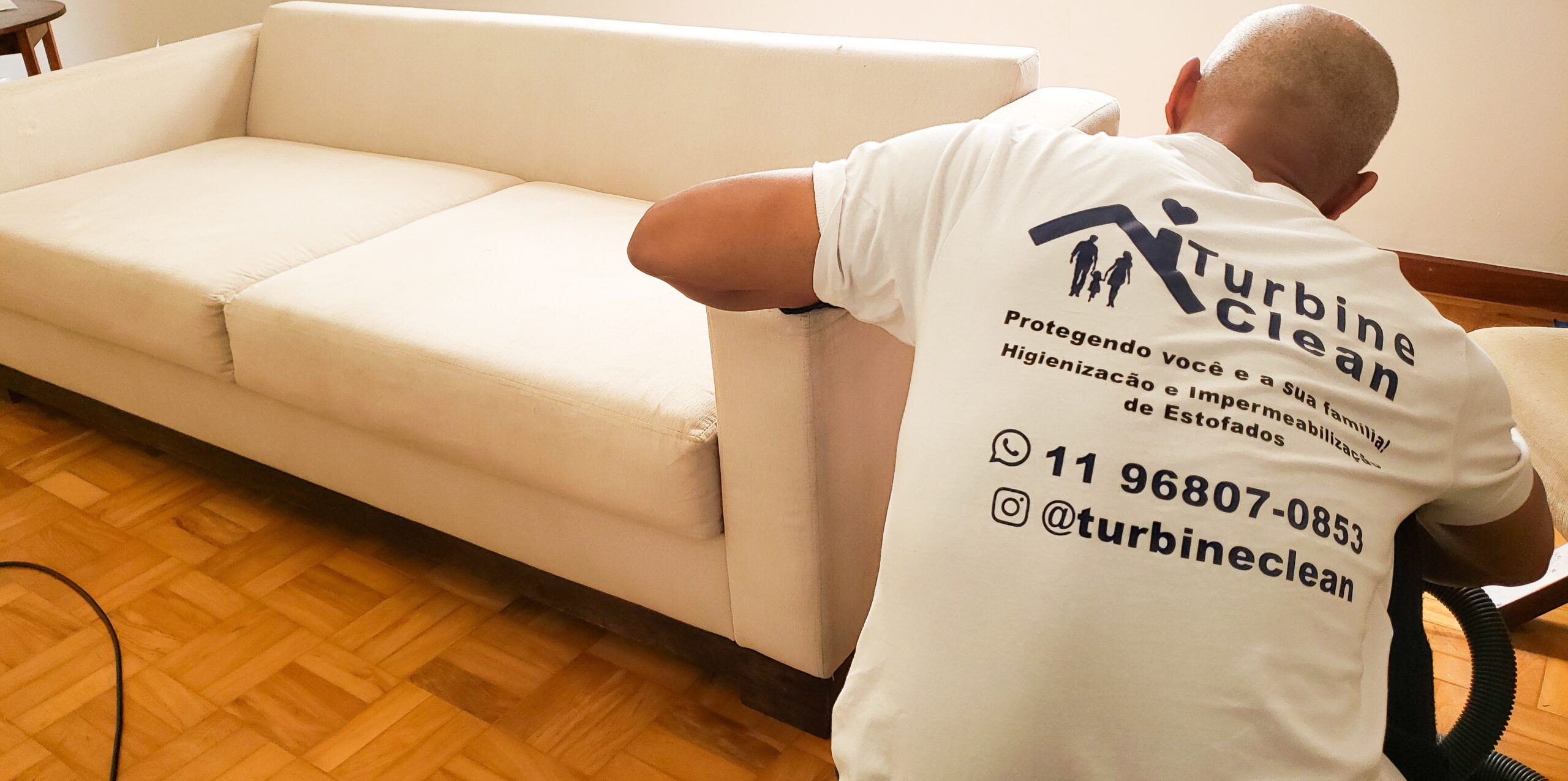 Técnico da Turbine Clean higienizando sofá em São Paulo