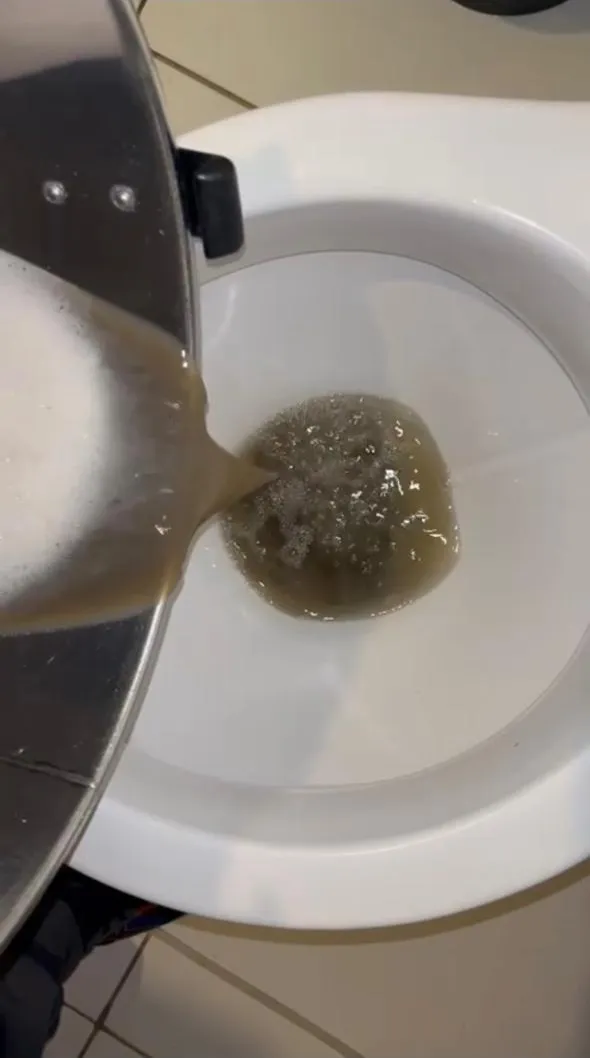 Água suja retirada do tanque do extrator depois da higienização de um sofá pela Turbine Clean